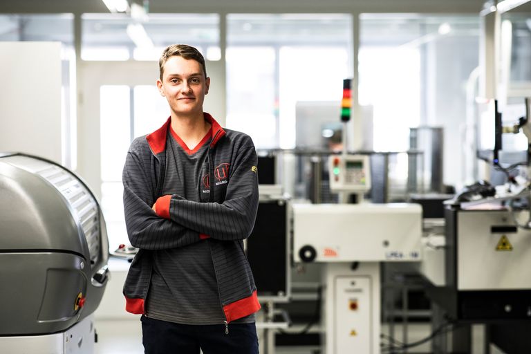 Azubis steht in Fertigung - Ausbildung Fachkraft für Metalltechnik
